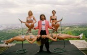 Tony Rei mit vier schwebende Jungfrauen
