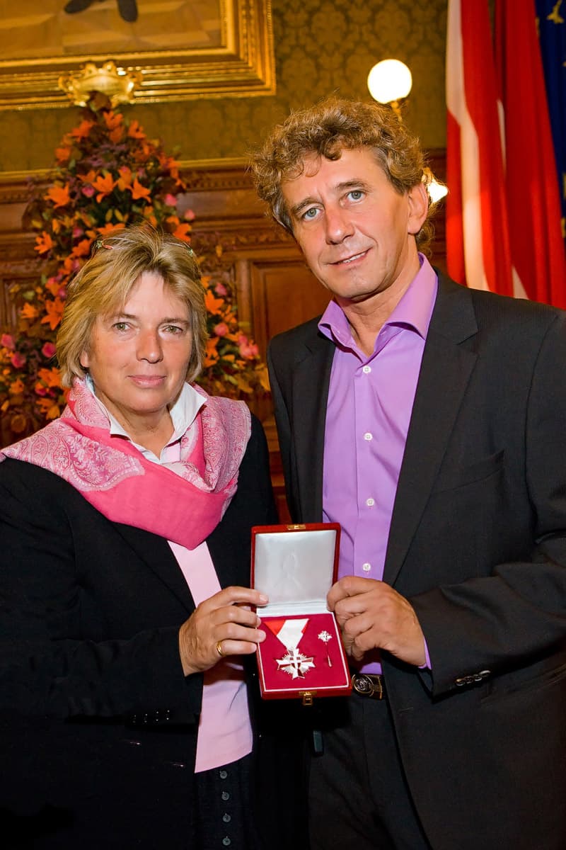 Tony Rei wird versilbert Viezebürgermeisterin Grete Laska überreicht Tony Rei de