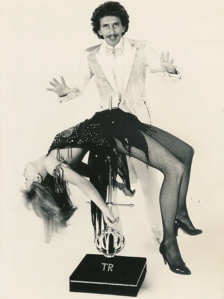 Eine neue Art der schwebenden Jungfrau erfunden, Tony Rei´s “pierst Illusion“ so