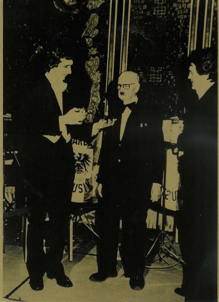 Tony Rei nimmt Zauberunterricht bei seinem Lehrmeister Fritz Lisetti und wird im