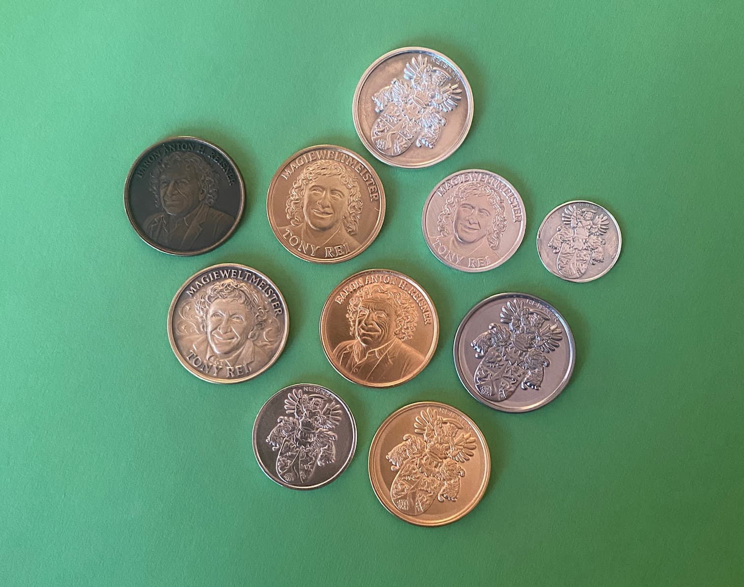 Tony Rei bekommt sein eigenes Geld: Bronze-, Silber-, und Goldmünzen mit seinem