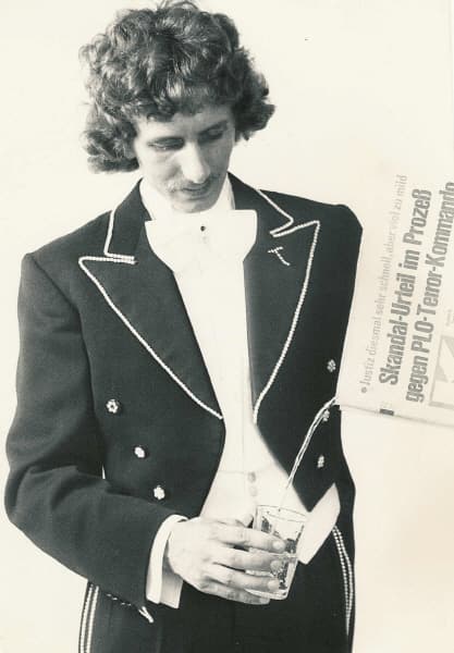 Theater in der Josefstadt: Tony Rei macht für das Stück „August August“ von Pave