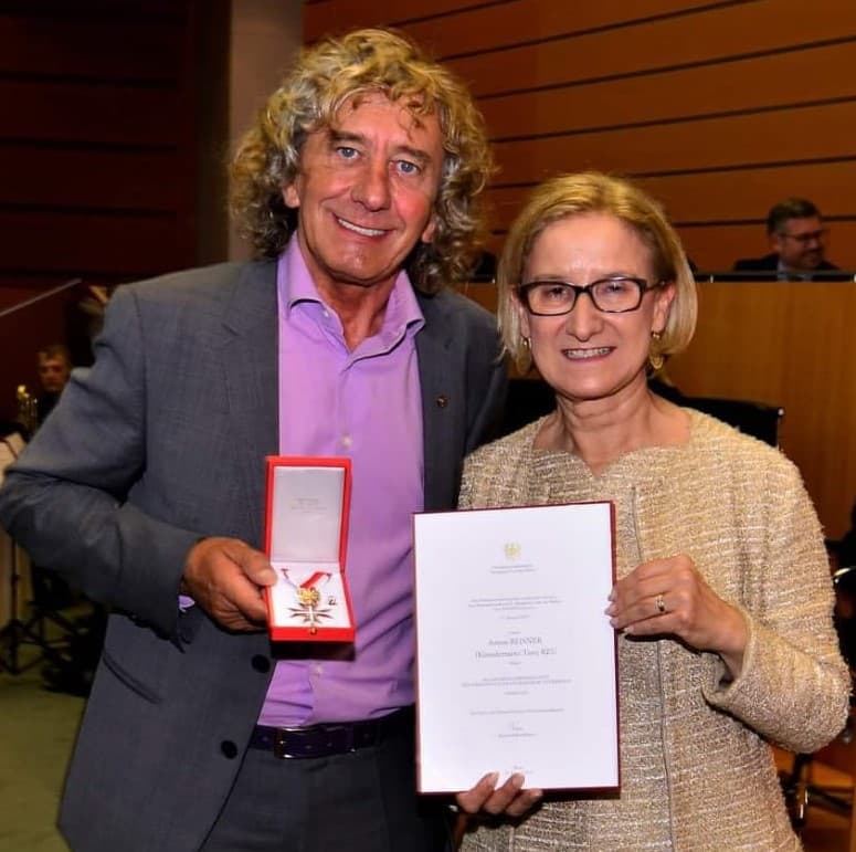 Tony Rei wird mit Entschließung des Bundespräsidenten das goldenen Ehrenzeichen