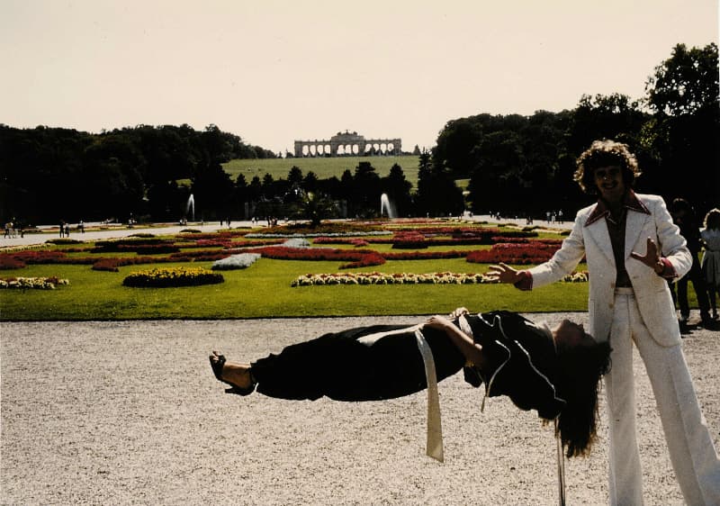 Wien - Werbung von Tony Rei: Illusionen vor Schönbrunn, sein Zaubergeschäft „Mag