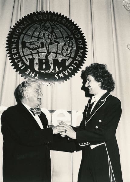 Die Show „Zauberei Zauberei“ erschaffen Tony Rei mit den Stars aus dem Wiener Va