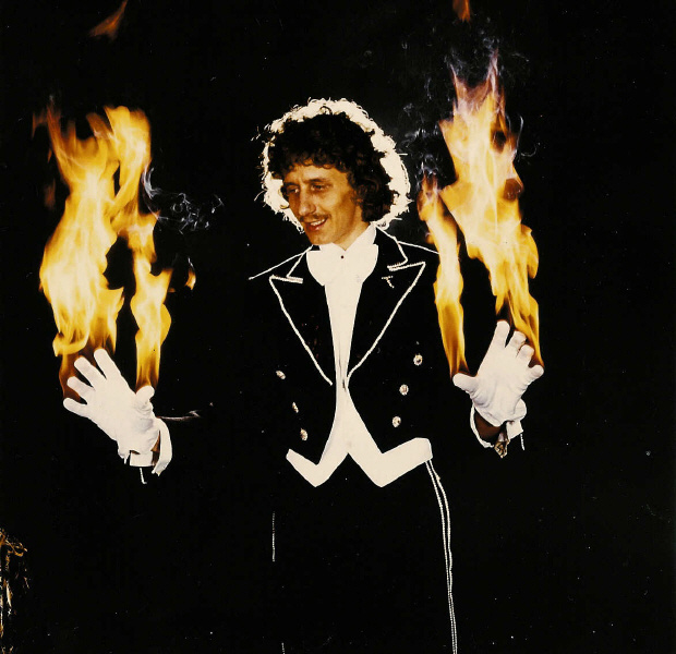Tony Rei brennende Kerzen